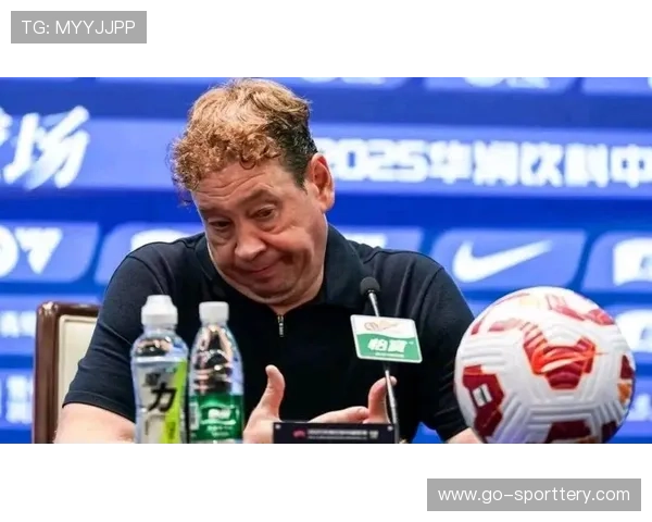 斯卢茨基场边焦急指挥，难掩失望