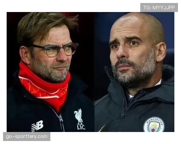 场边，瓜迪奥拉与克洛普在激烈对抗的间隙握手致意